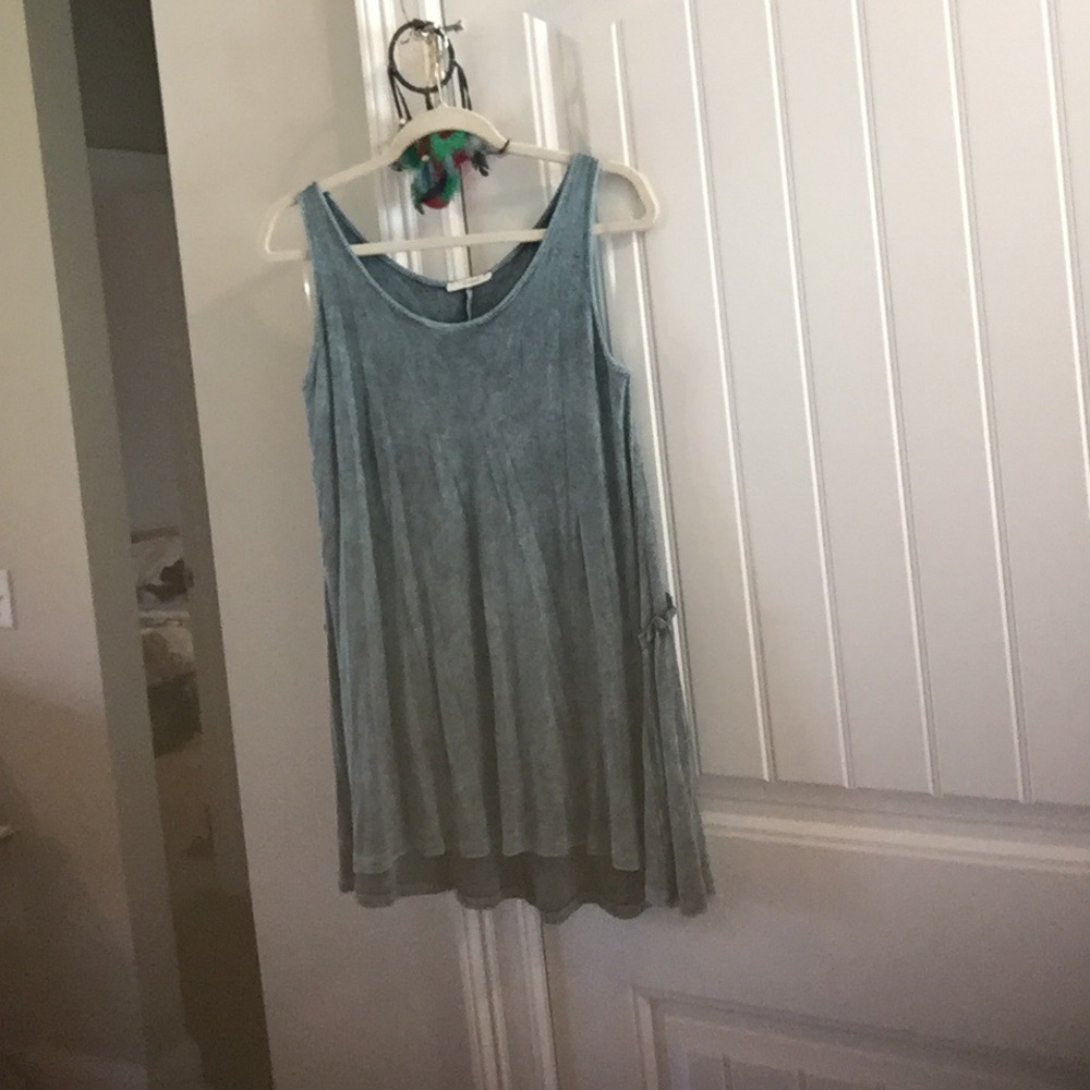 Easel Flowy Tank